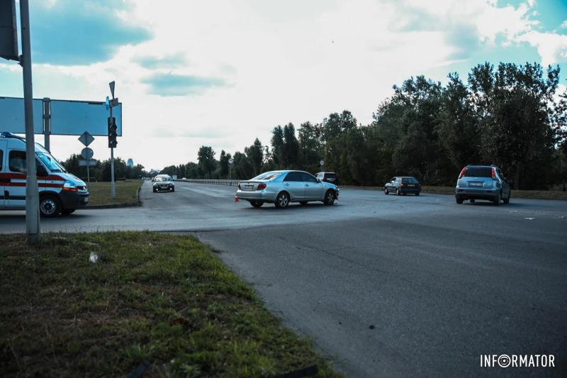 Світлофор не працював: у Дніпрі на Сонячній Набережній Toyota врізалась у Mercedes і той перекинувся