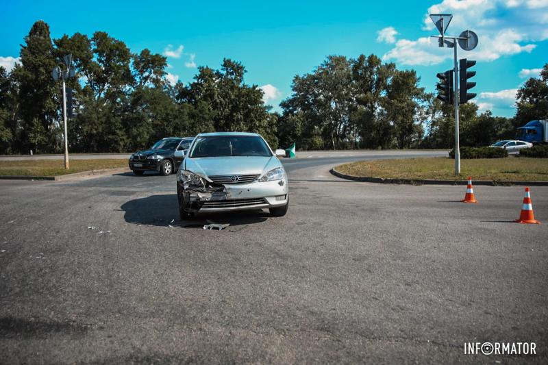 Світлофор не працював: у Дніпрі на Сонячній Набережній Toyota врізалась у Mercedes і той перекинувся