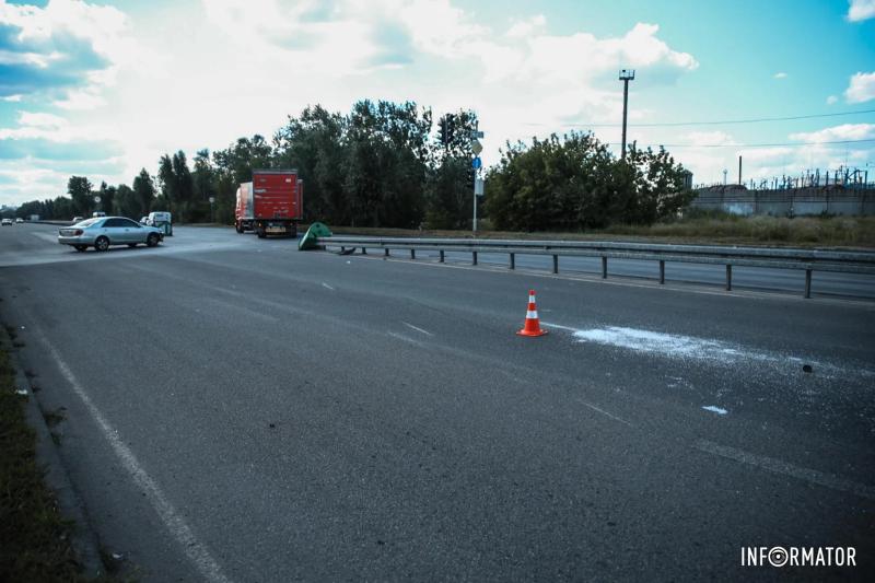 Світлофор не працював: у Дніпрі на Сонячній Набережній Toyota врізалась у Mercedes і той перекинувся