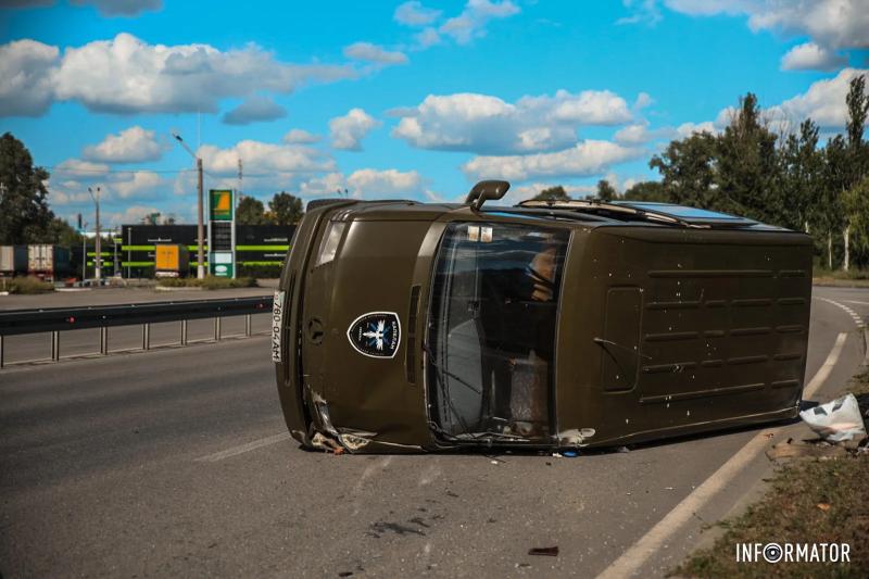 Світлофор не працював: у Дніпрі на Сонячній Набережній Toyota врізалась у Mercedes і той перекинувся