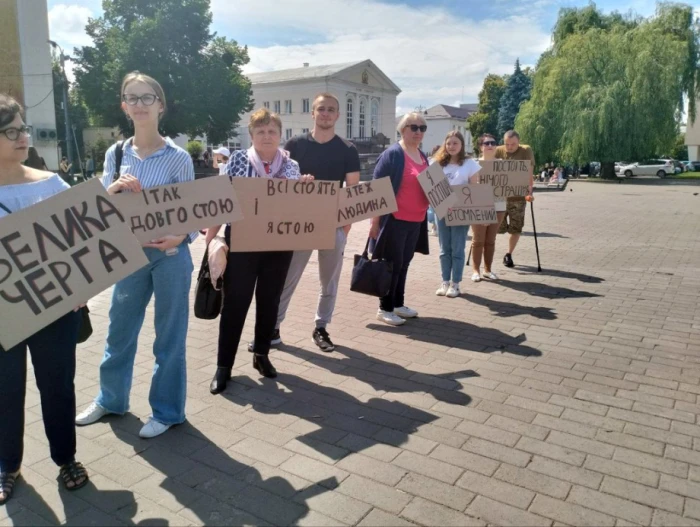 У центрі Луцька люди вишикувались у чергу, щоб підтримати військових