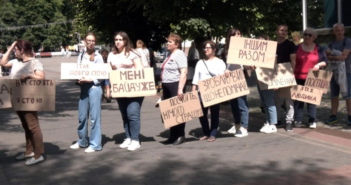 У центрі Луцька люди вишикувались у чергу, щоб підтримати військових