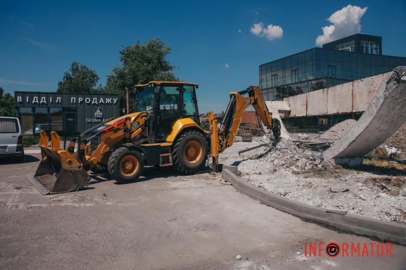 У Дніпрі розпочався демонтаж стели з написом "Дніпро", яка знаходиться на Слобожанському проспекті