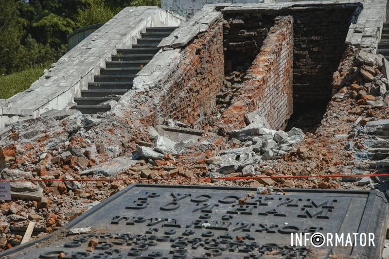 У Дніпрі у Севастопольському парку на братській могилі пошкодили пам'ятник