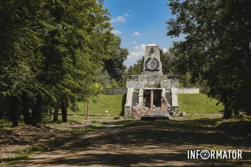 У Дніпрі у Севастопольському парку на братській могилі пошкодили пам'ятник