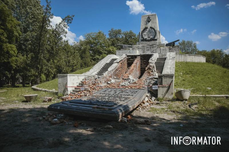 У Дніпрі у Севастопольському парку на братській могилі пошкодили пам'ятник