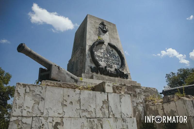 У Дніпрі у Севастопольському парку на братській могилі пошкодили пам'ятник