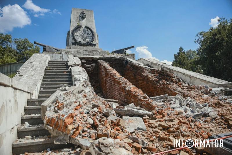 У Дніпрі у Севастопольському парку на братській могилі пошкодили пам'ятник