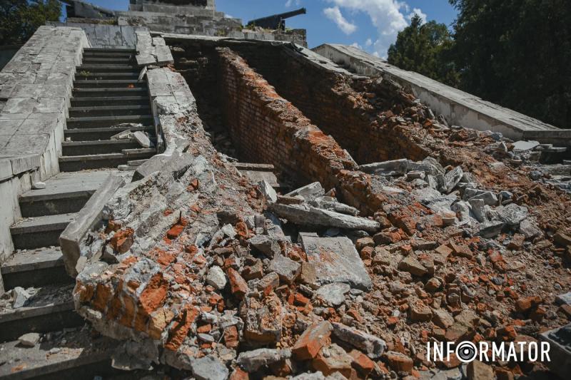 У Дніпрі у Севастопольському парку на братській могилі пошкодили пам'ятник