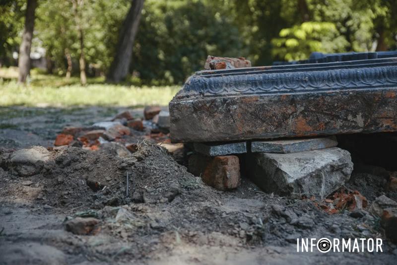 У Дніпрі у Севастопольському парку на братській могилі пошкодили пам'ятник