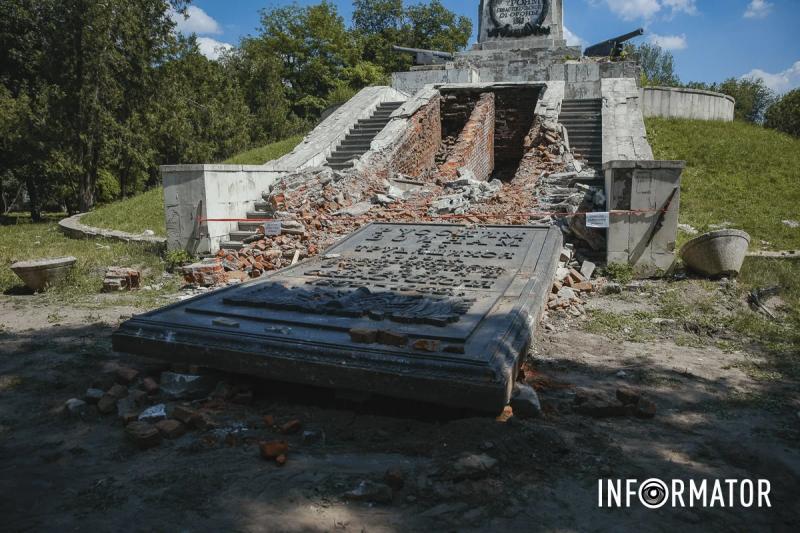 У Дніпрі у Севастопольському парку на братській могилі пошкодили пам'ятник