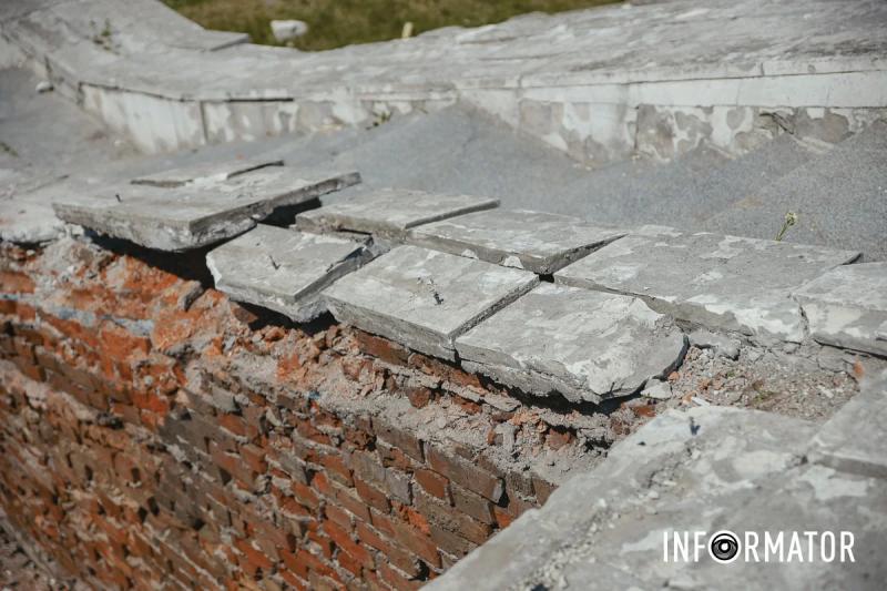 У Дніпрі у Севастопольському парку на братській могилі пошкодили пам'ятник