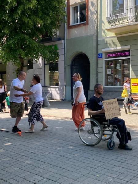 У Луцьку військовослужбовець з Чернігова проводить акції, щоб показати з якими випробуваннями стикаються люди з інвалідністю