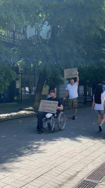 У Луцьку військовослужбовець з Чернігова проводить акції, щоб показати з якими випробуваннями стикаються люди з інвалідністю