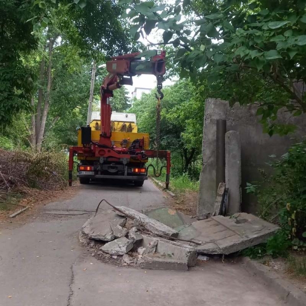 У Полтаві замовили на 500 тис. грн демонтаж гаражів, протитанкових їжаків, бетонних блоків та антипаркувальних засобів