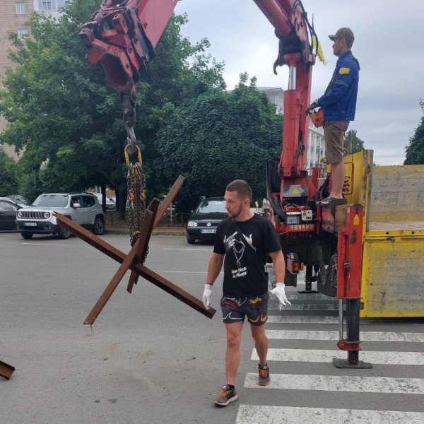 У Полтаві замовили на 500 тис. грн демонтаж гаражів, протитанкових їжаків, бетонних блоків та антипаркувальних засобів