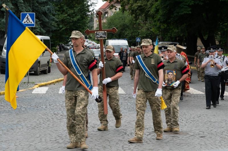 В Ужгороді сьогодні попрощалися із 37-річним військовослужбовцем Олегом Ващенком
