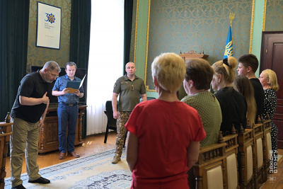 "Заслуговують найвищої шани". У Чернівцях вручили посмертні нагороди родинам загиблих воїнів