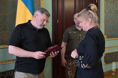 "Заслуговують найвищої шани". У Чернівцях вручили посмертні нагороди родинам загиблих воїнів