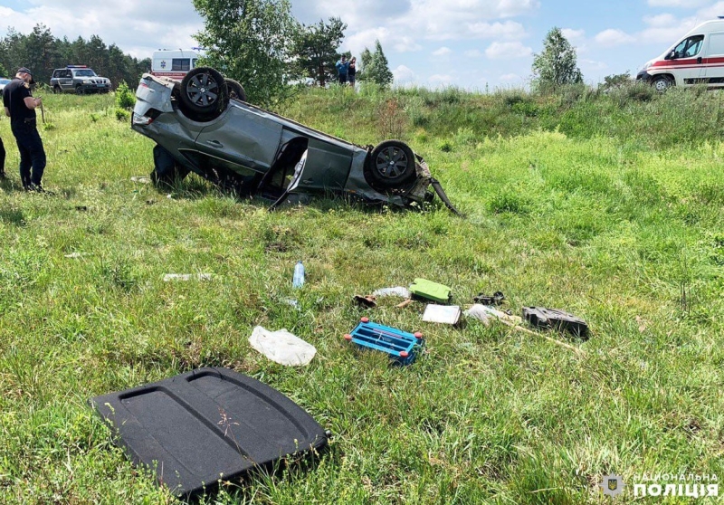 Жахлива ДТП на Рівненщині: відірвалося колесо - водій з пасажиром в реанімації (ФОТО)