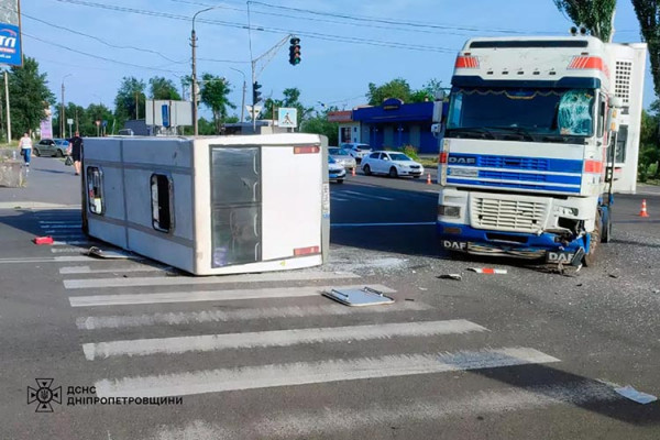 Жахлива ДТП: у Кривому Розі фура протаранила маршрутку