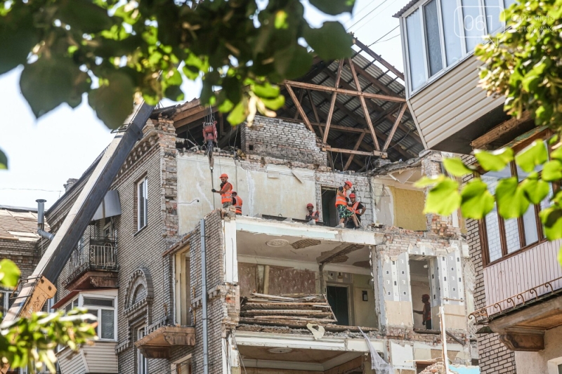 В Запоріжжі повністю демонтують під’їзд будинку, в який влучила російська ракета, - ФОТОРЕПОРТАЖ