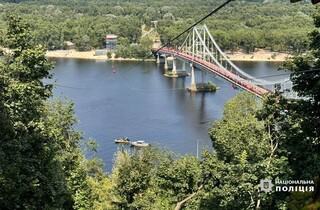 У Києві обірвався трос атракціону через Дніпро, у річку впала людина (оновлено)