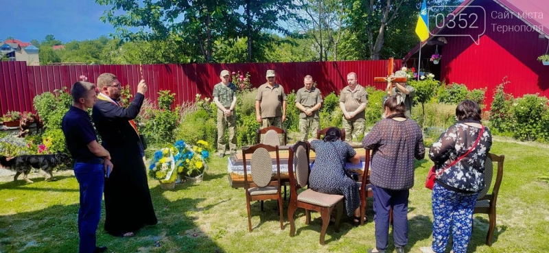 На Тернопільщині в останню дорогу провели загиблого військовослужбовця (ФОТО)