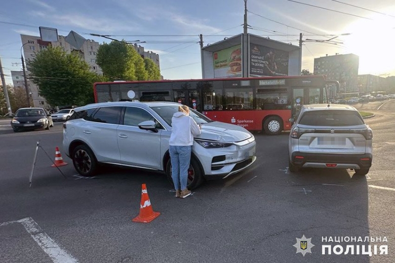 У Хмельницькому районі минулої доби сталися дві ДТП з постраждалими: поліцейські встановлюють обставини подій (ФОТО)