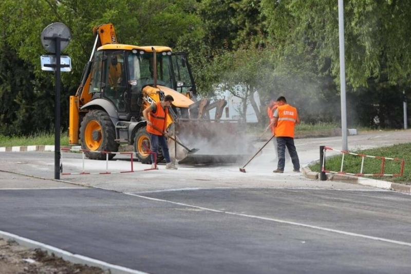 Запорізькі комунальники ліквідували вирву в парку Перемоги, яка утворилась внаслідок ракетного удару