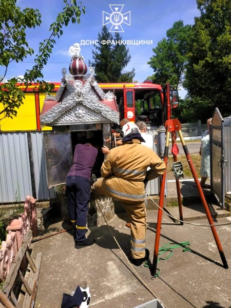 Екстрений випадок у рятувальників: на Прикарпатті у глибокий колодязь впала жінка (ФОТО)