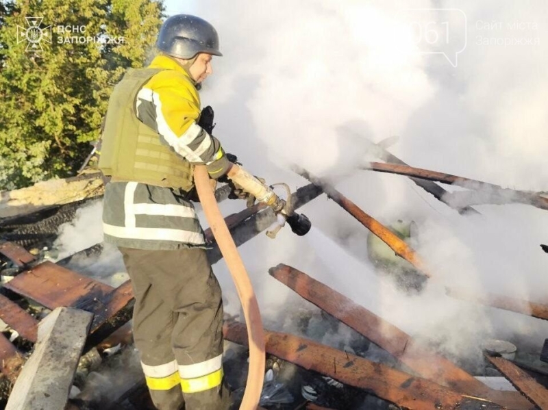 У Гуляйполі внаслідок обстрілу загорівся житловий будинок