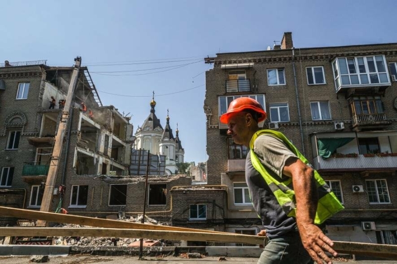 В Запоріжжі повністю демонтують під’їзд будинку, в який влучила російська ракета, - ФОТОРЕПОРТАЖ