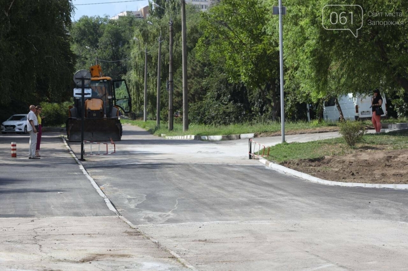 Запорізькі комунальники ліквідували вирву в парку Перемоги, яка утворилась внаслідок ракетного удару