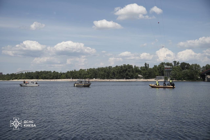 У Києві обірвався трос атракціону через Дніпро, у річку впала людина (оновлено)