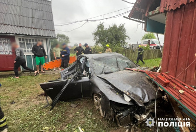 Із кермуванням не впорався 17-річний водій. На Буковині автівка в'їхала в житловий будинок - фото