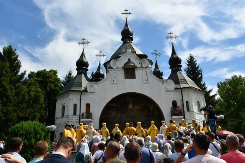 На полі колишньої битви на Рівненщині молились сотні людей (ФОТО)