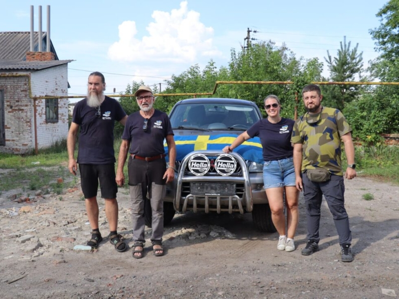 Шведські благодійники подарували пікап для потреб Тростянецького ДФТГ