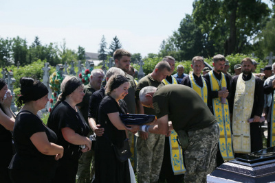 Скорботний день. На Буковині попрощалися з військовиком, який загинув ще в березні