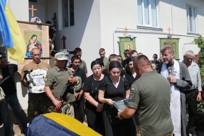 Скорботний день. На Буковині попрощалися з військовиком, який загинув ще в березні