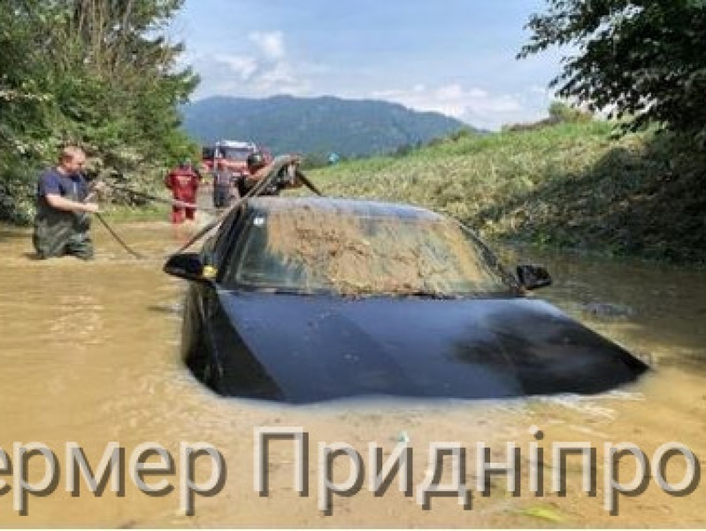 В одній частині світу - спека, в іншій - великі зливи