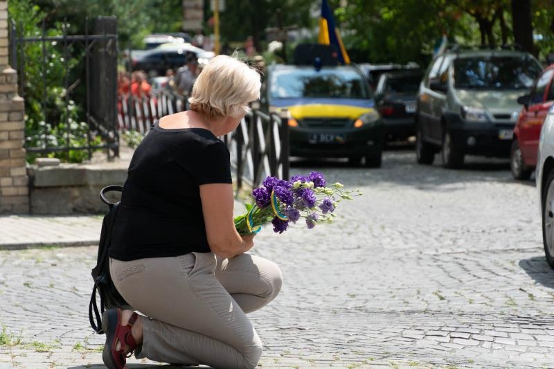 В Ужгороді сьогодні попрощалися із полеглим захисником – капітаном, командиром взводу 42-річним Євгеном Гайдуком