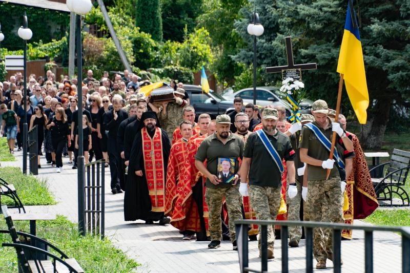 В Ужгороді сьогодні попрощалися із полеглим захисником – капітаном, командиром взводу 42-річним Євгеном Гайдуком