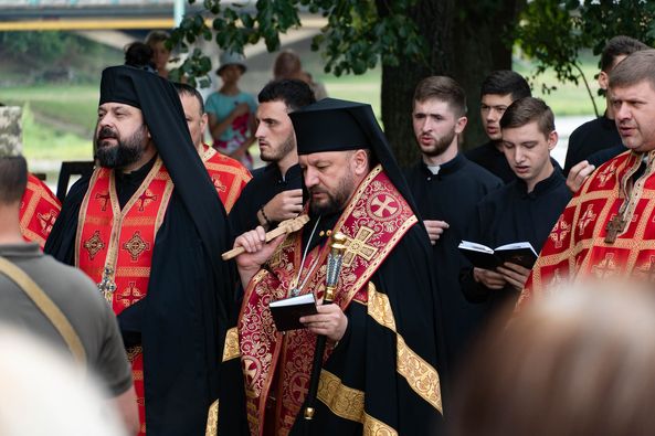 В Ужгороді сьогодні попрощалися із полеглим захисником – капітаном, командиром взводу 42-річним Євгеном Гайдуком