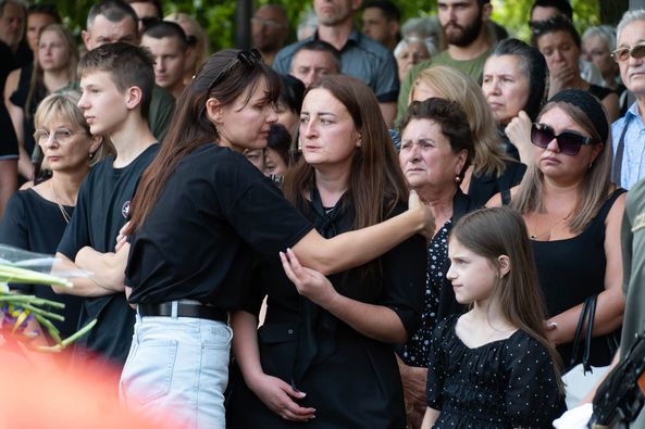 В Ужгороді сьогодні попрощалися із полеглим захисником – капітаном, командиром взводу 42-річним Євгеном Гайдуком