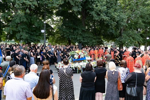 В Ужгороді сьогодні попрощалися із полеглим захисником – капітаном, командиром взводу 42-річним Євгеном Гайдуком