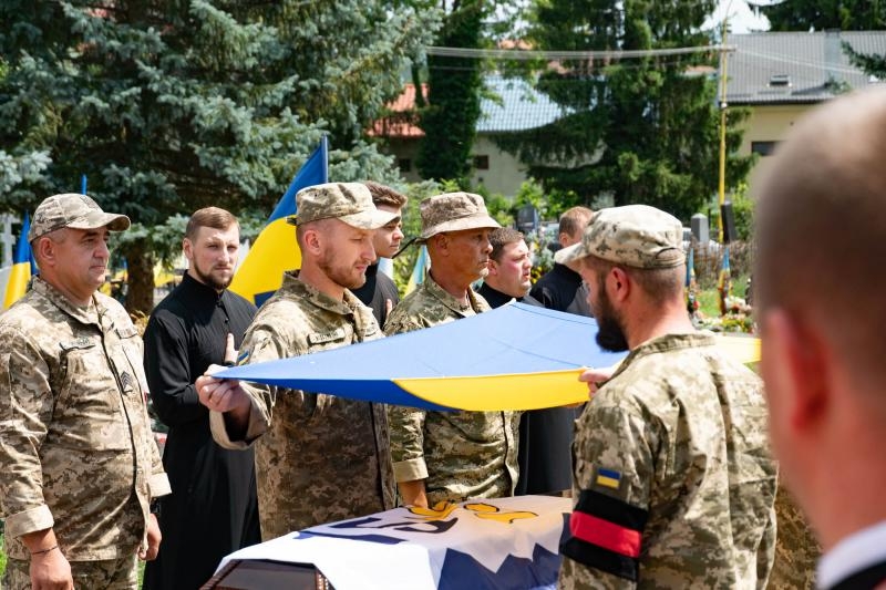 В Ужгороді сьогодні попрощалися із полеглим захисником – капітаном, командиром взводу 42-річним Євгеном Гайдуком