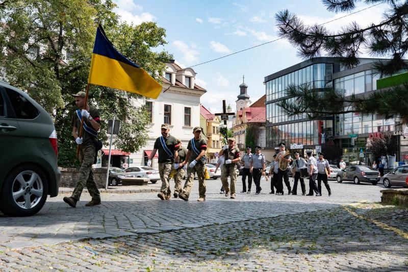 В Ужгороді сьогодні попрощалися із полеглим захисником – капітаном, командиром взводу 42-річним Євгеном Гайдуком