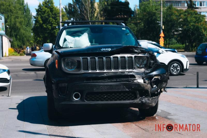 Відео моменту ДТП: у Дніпрі на Слобожанському проспекті Jeep зіткнувся з Кіа, автівки вилетіли на зустрічну смугу, є постраждалі