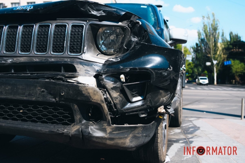 Відео моменту ДТП: у Дніпрі на Слобожанському проспекті Jeep зіткнувся з Кіа, автівки вилетіли на зустрічну смугу, є постраждалі